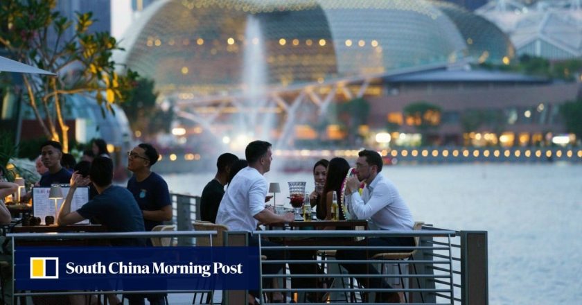 Singapura membutuhkan lebih banyak bakat asing, tetapi ‘norma sosial’ harus dihormati, kata PM Lee yang akan keluar