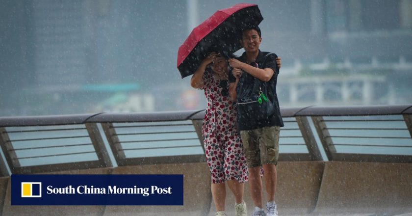 Hong Kong dilanda hujan lebat dan badai petir, dengan wilayah timur menanggung beban banjir