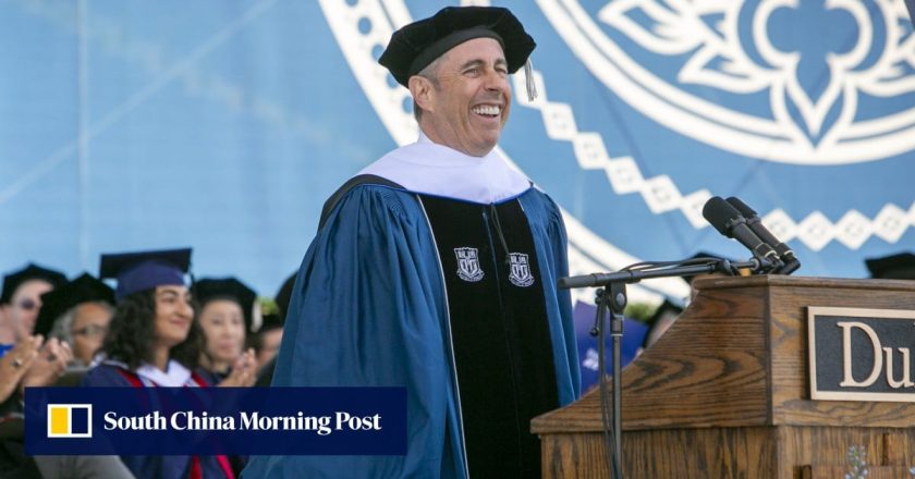 Siswa yang memprotes keluar pada pidato kelulusan Universitas Duke Jerry Seinfeld