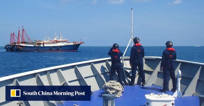 Laut Cina Selatan: Filipina mengirim kapal ke atol yang disengketakan di mana Beijing membangun ‘pulau buatan’