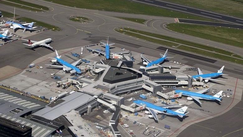 Coronavirus: KLM akan menghapus hingga 2.000 pekerjaan, kata CEO